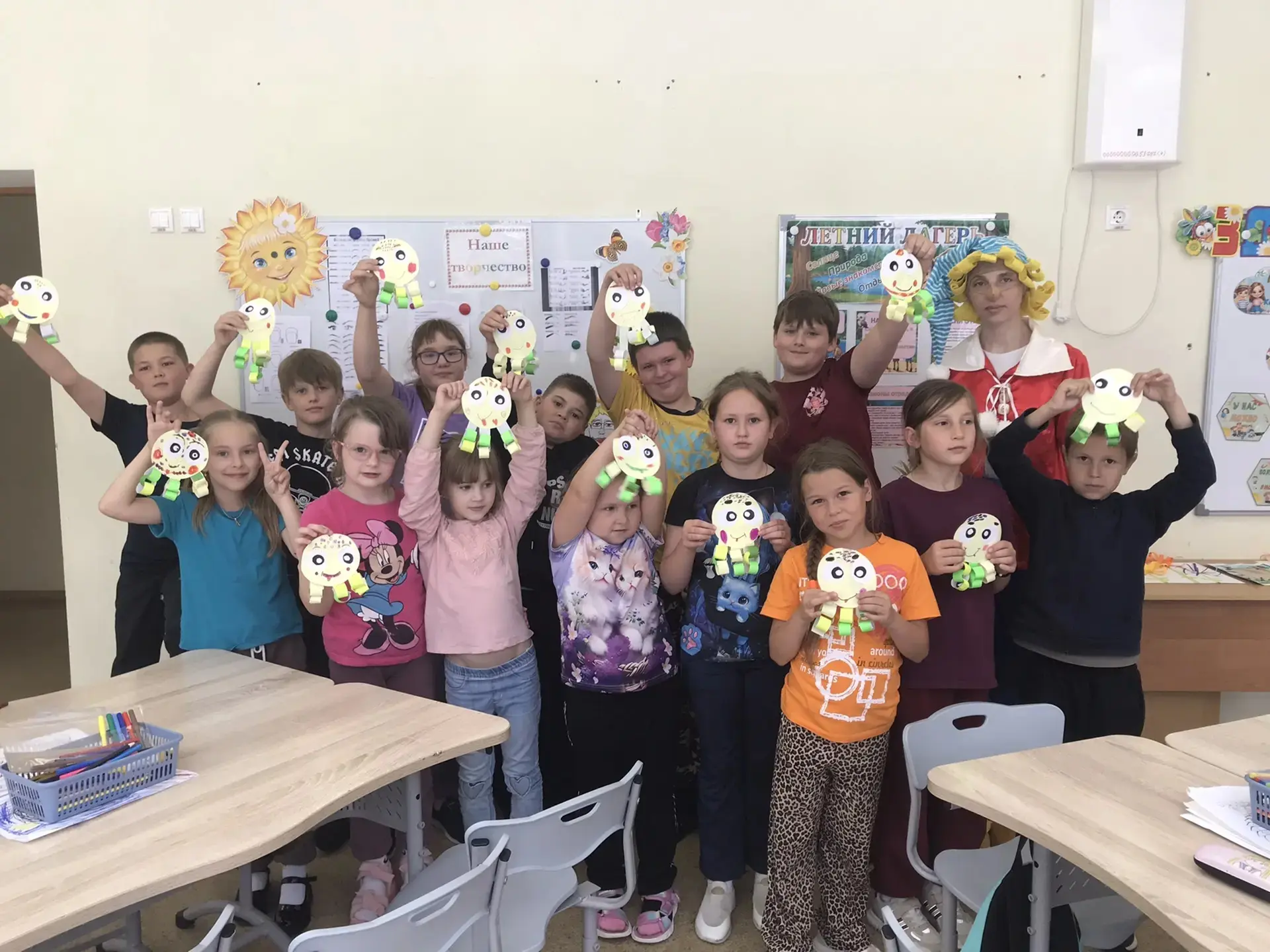 Несмотря на пасмурную погоду, сегодня здесь провели насыщенный и весёлый день музыкальных игр.
С сам