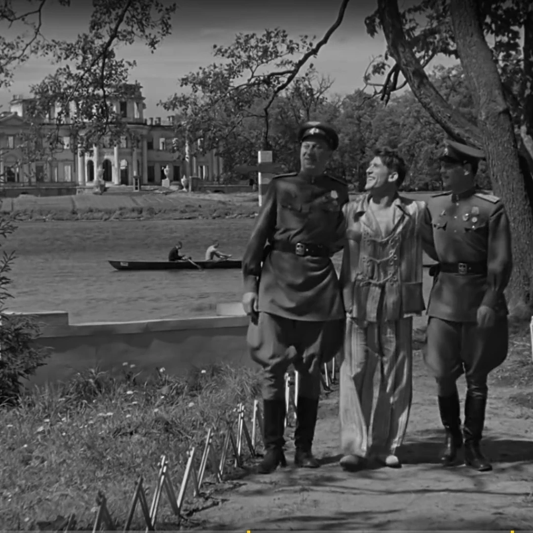 Сцена из фильма "Небесный тихоход" (1945 г., "Ленфильм"), где герои-летчики поют популя...