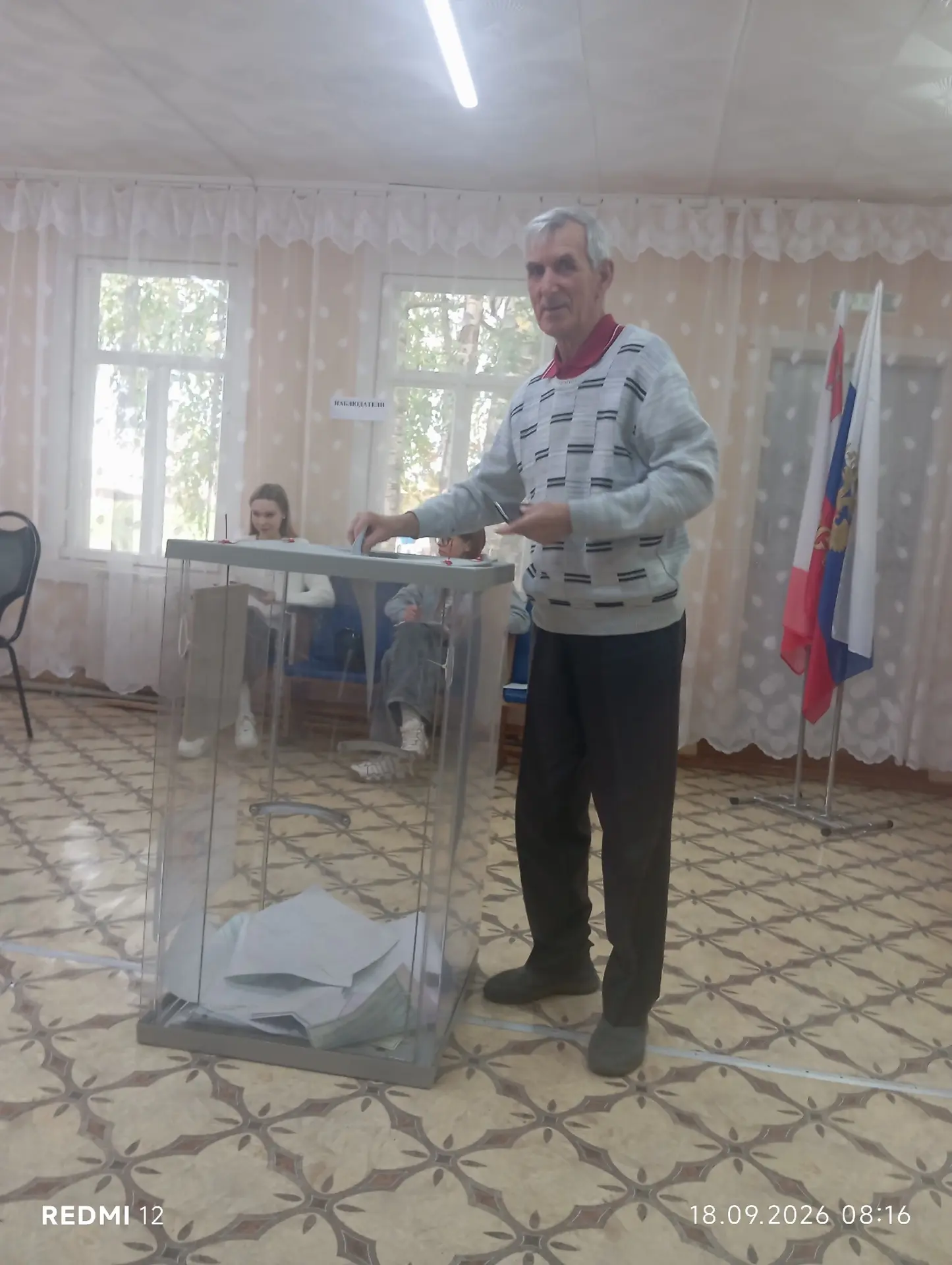 Тем временем устюжане уже отдают свои голоса на выборах. Избирательные участки работают...