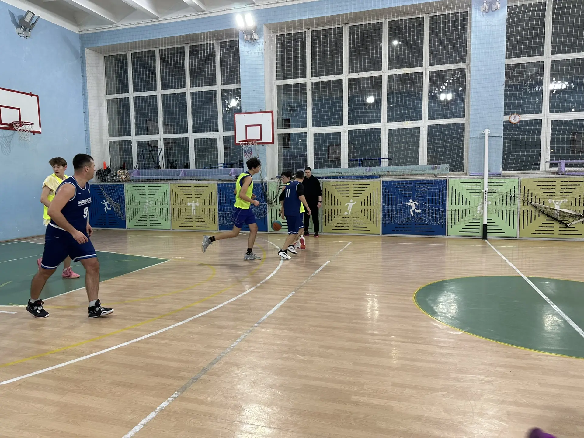 Вчера в зале царил дух здорового соперничества и спортивного азарта! 🏀  Состоялась товарищеская встр