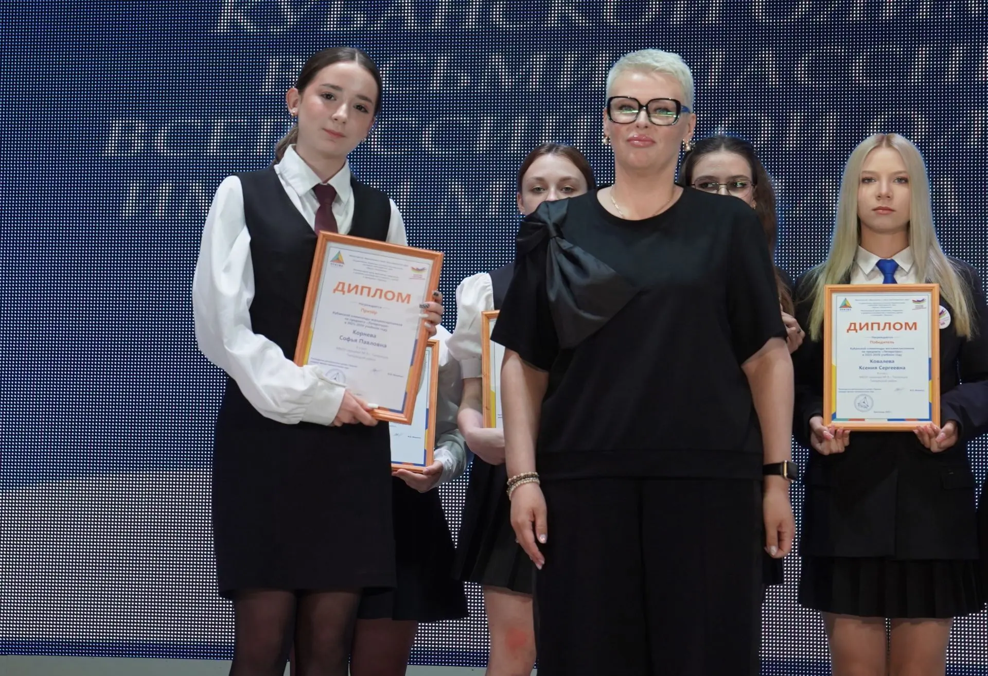 На сцене парковского Дома культуры чествовали тихорецких школьников