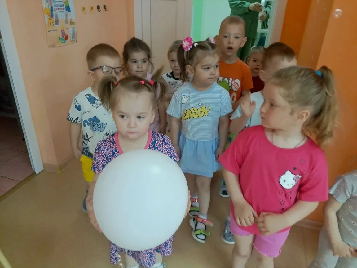 Сегодня с радостью принимала юных гостей из первой пока  ещё  младшей группы, группа N 15 "Радуга". 