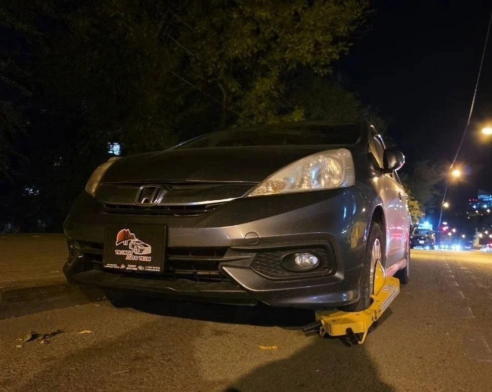 🚗🔒 Прижаться к бордюру больше не поможет: во Владивостоке начали ставить блокираторы ...
