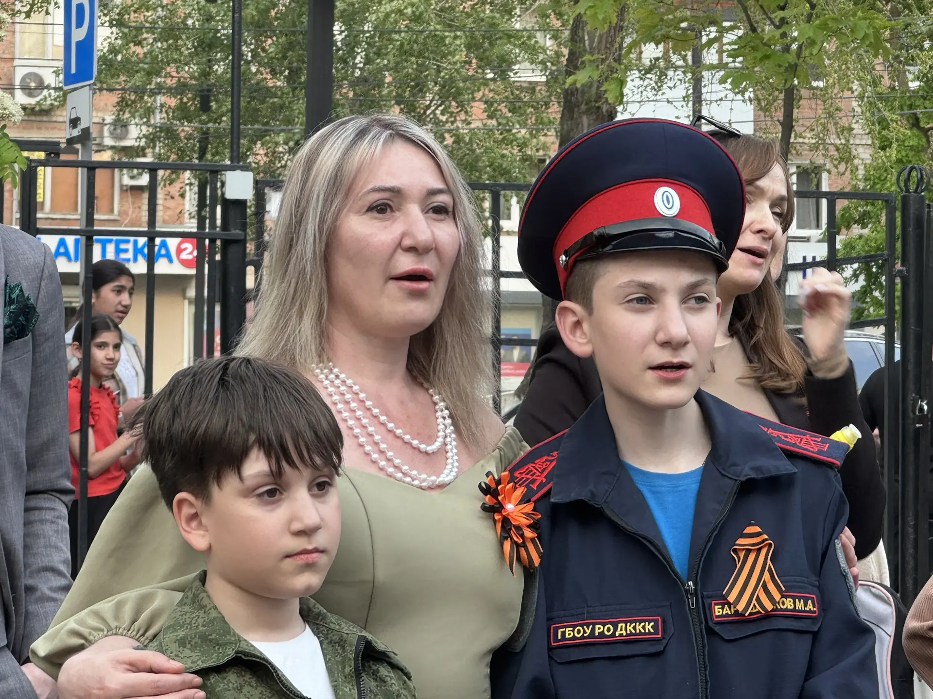 Традиция , которая объединяет: как мы пели 8 мая в нашей школе.  🎶8 мая в 6 часов вечера двор Аксайс