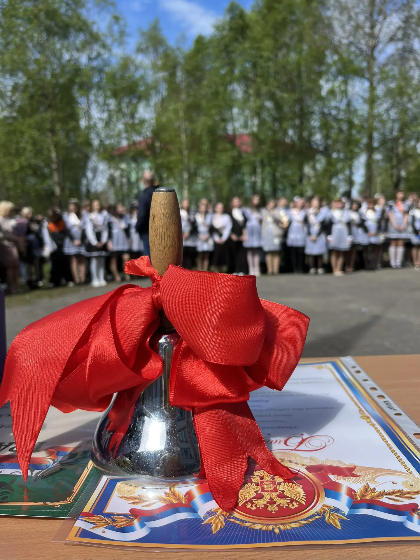 Сегодня прозвенел последний звонок для 72 выпускников нашей школы. Трогательный, волнительный… Словн