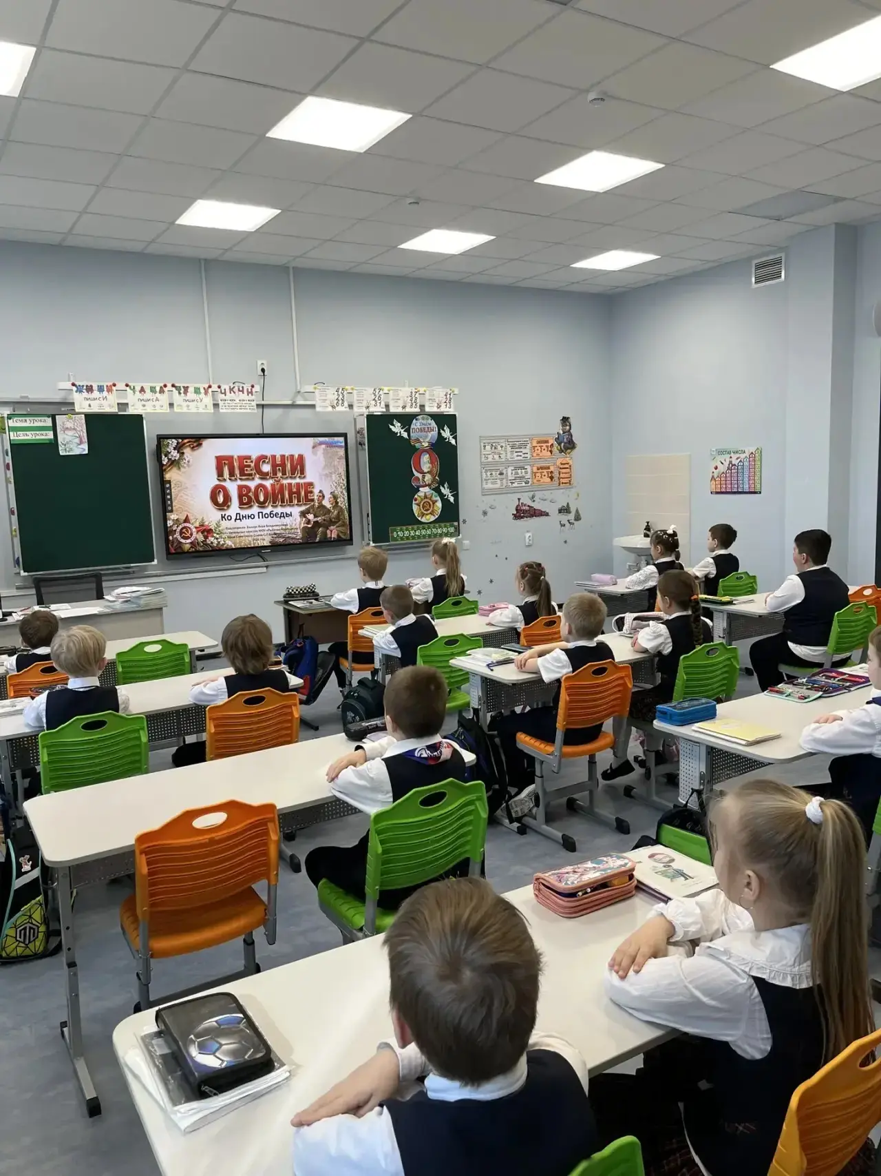 💥ПАМЯТЬ ЖИВА  Песни о войне вчера в Лицее пели все... Последний месяц учебы в Лицее начался с традиц