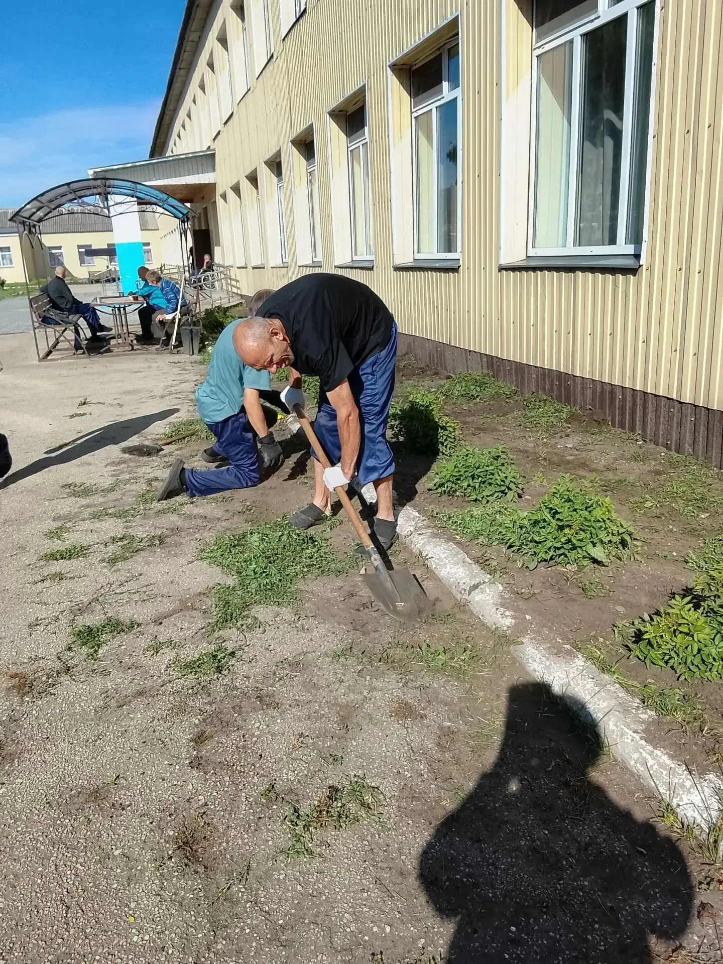 Дружная уборка территории! 🌿💪