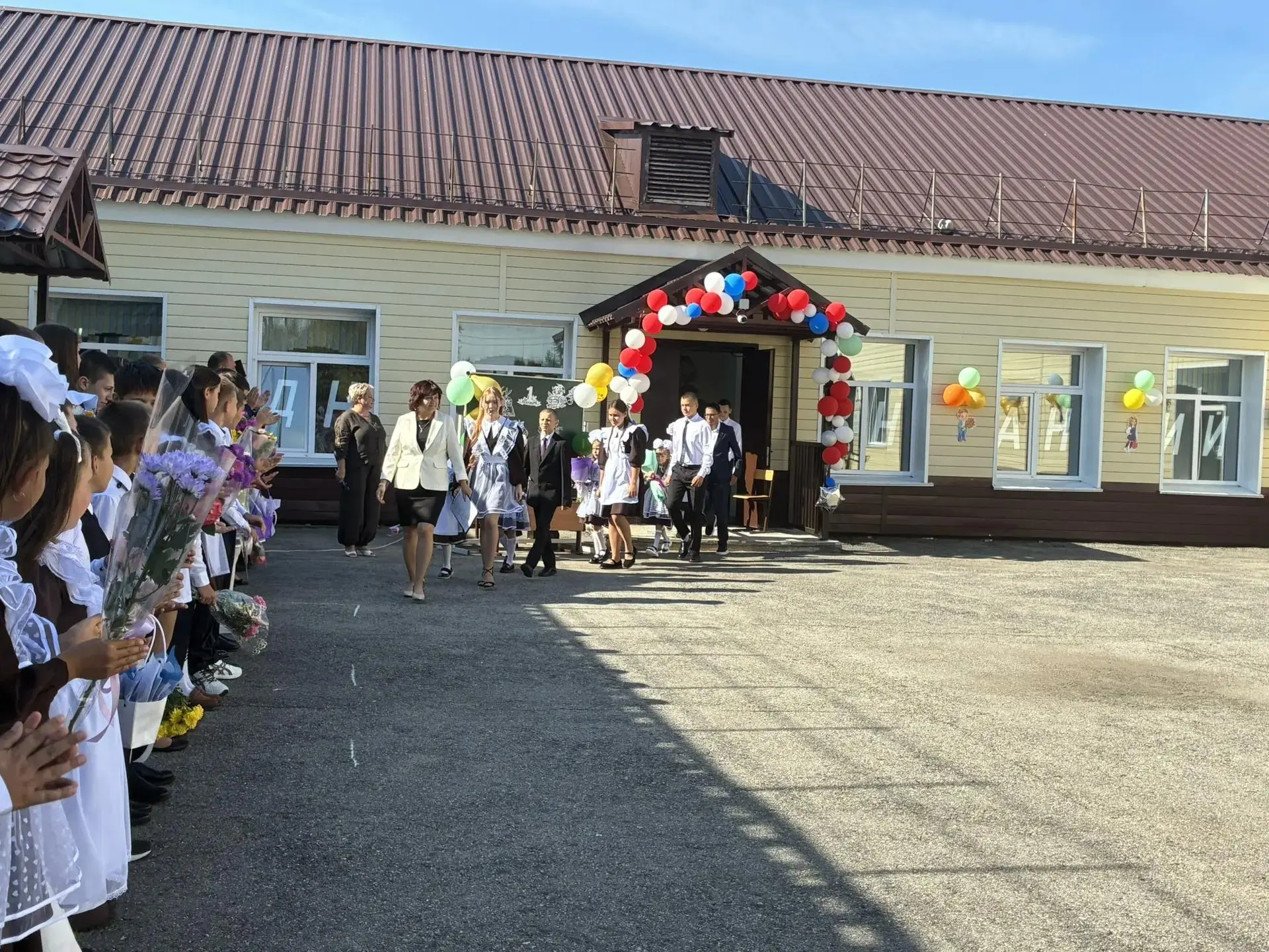 1 сентября в нашей школе прошла торжественная линейка, посвященная Дню знаний и началу ...