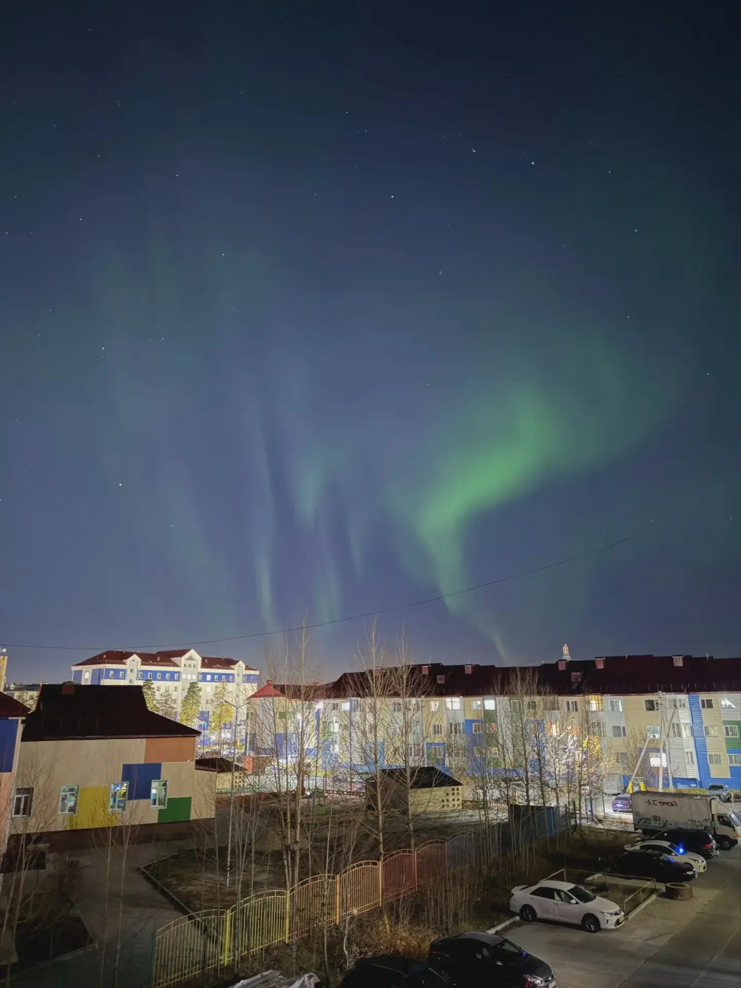 🌌 Над городом прямо сейчас — северное сияние