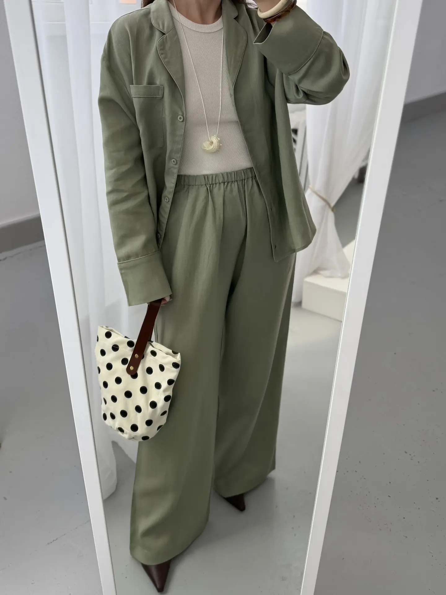 Покажу вам новиночку от UK Fashion.

Костюм с рубашкой и брюками.
Состав: 70% тенсель, 30% лен.

На 