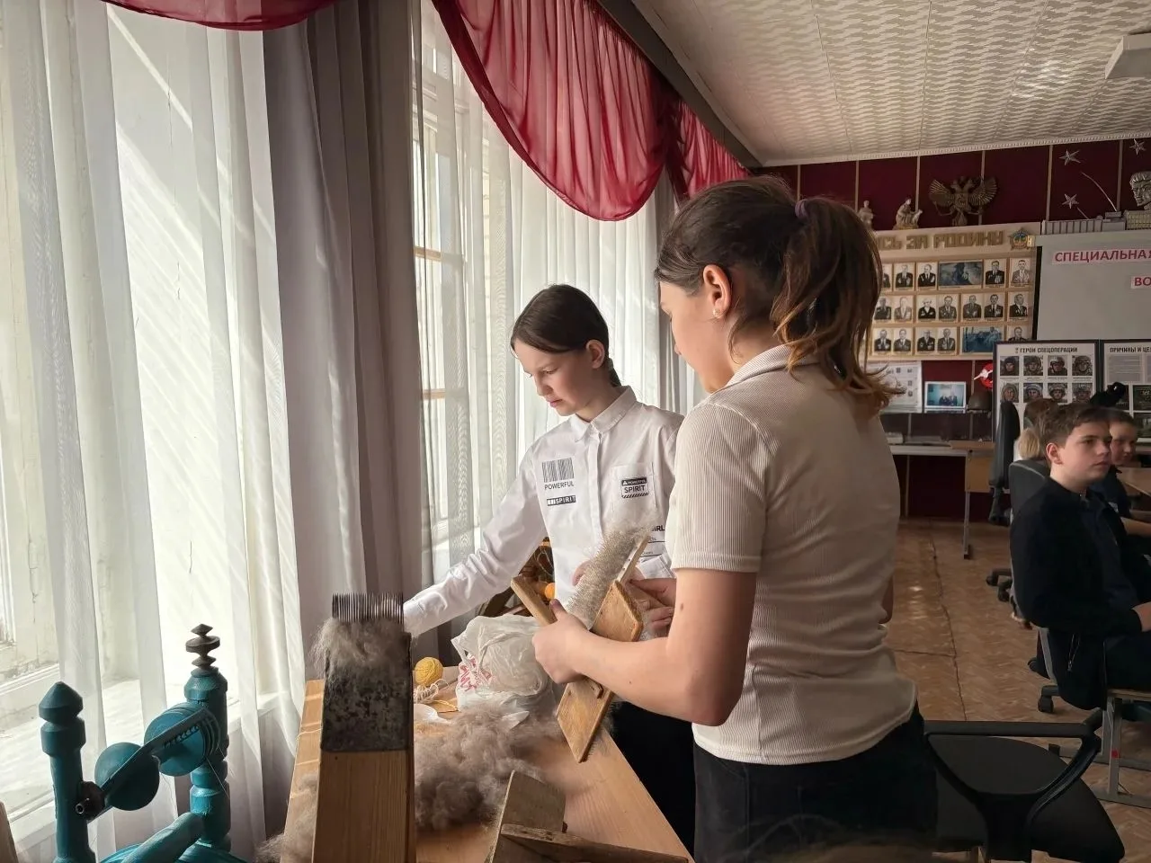 В рамках празднования года Народов России в школьном музее советник по воспитанию прове...