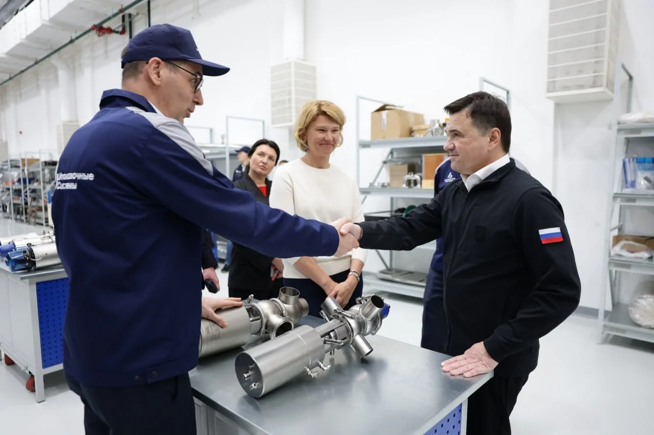 Вместе с министром сельского хозяйства РФ Оксаной Лут приехали на завод «Упаковочные системы» в Лобн