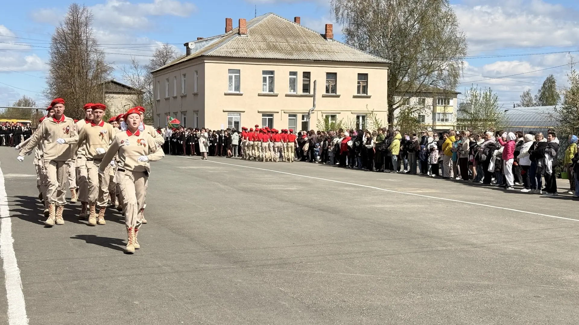 В рамках праздничного мероприятия прошёл парад юнармейцев — обучающиеся Советского района прошли стр