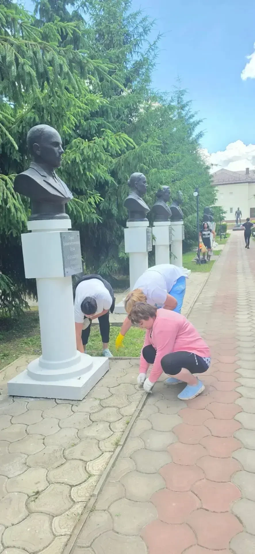 В Парке Славы прошел субботник, организованный администрацией Панинского городского пос...