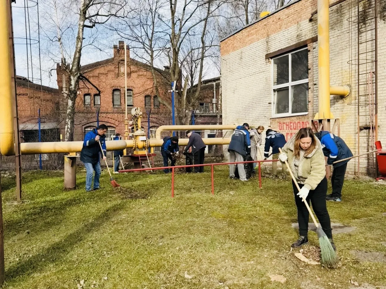 🧹 Сотрудники «Россети Янтарь Энергосбыт» приняли участие в традиционном областном субботнике.  ⚡️ Эн