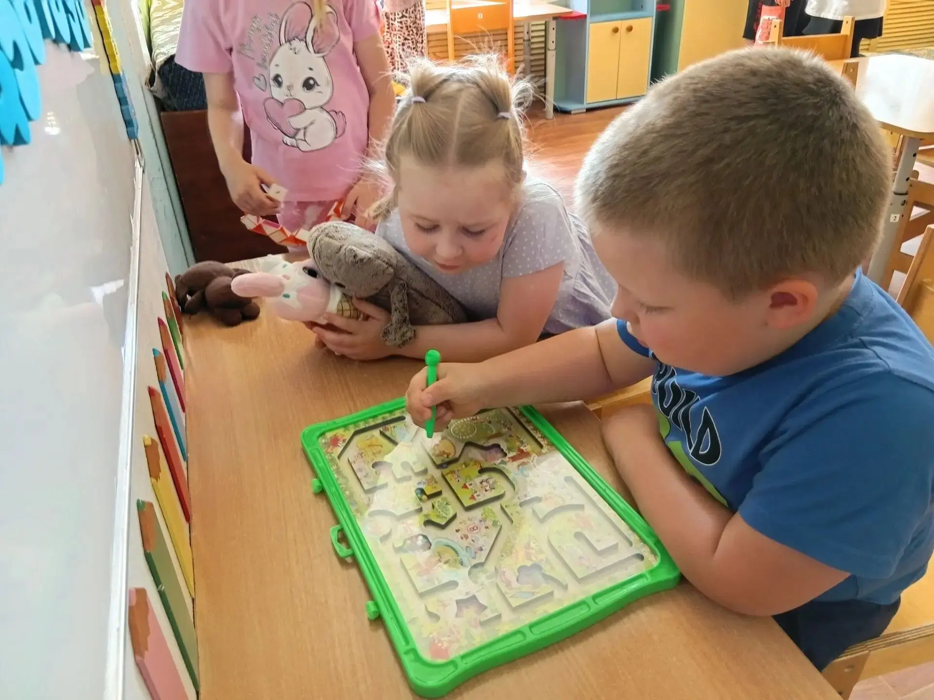 Летом наши воспитанники проводят много времени на улице. Они играют в сюжетно-ролевые и подвижные иг