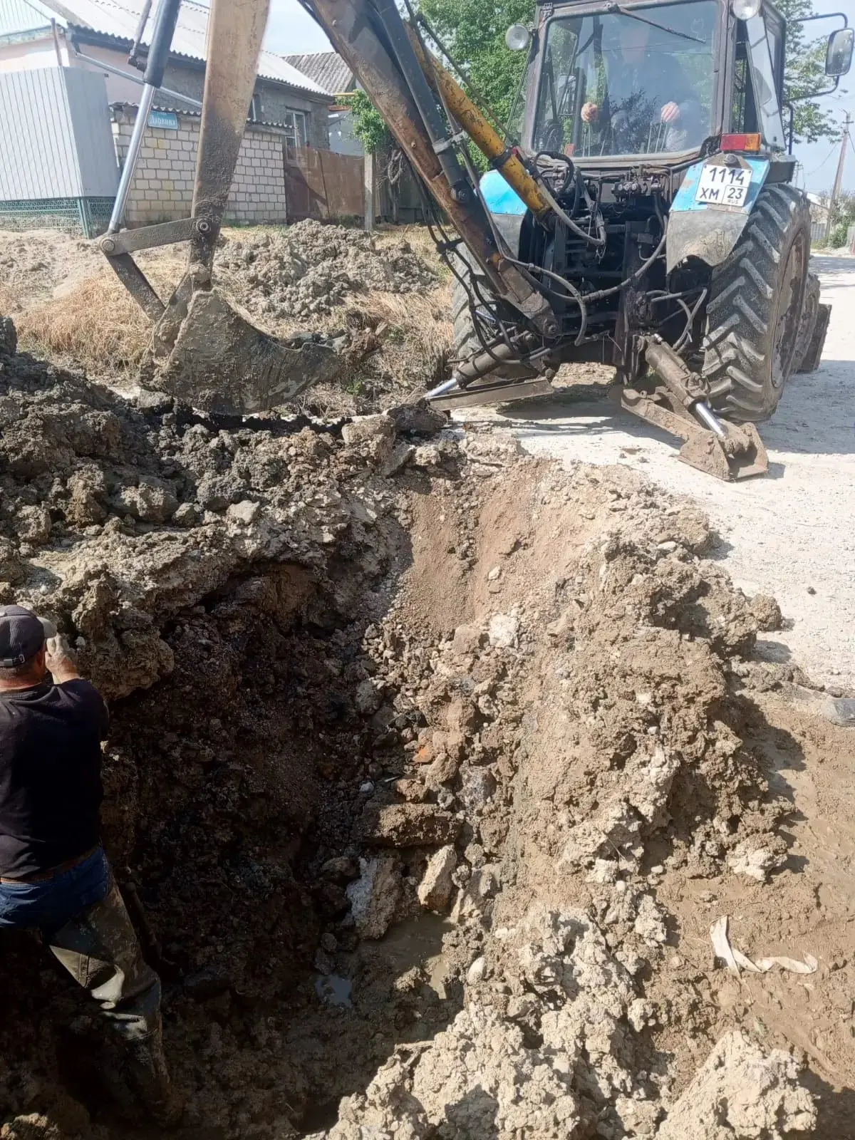Аварийно-восстановительные работы на сети водоснабжения на пересечение улиц Анапская и ...