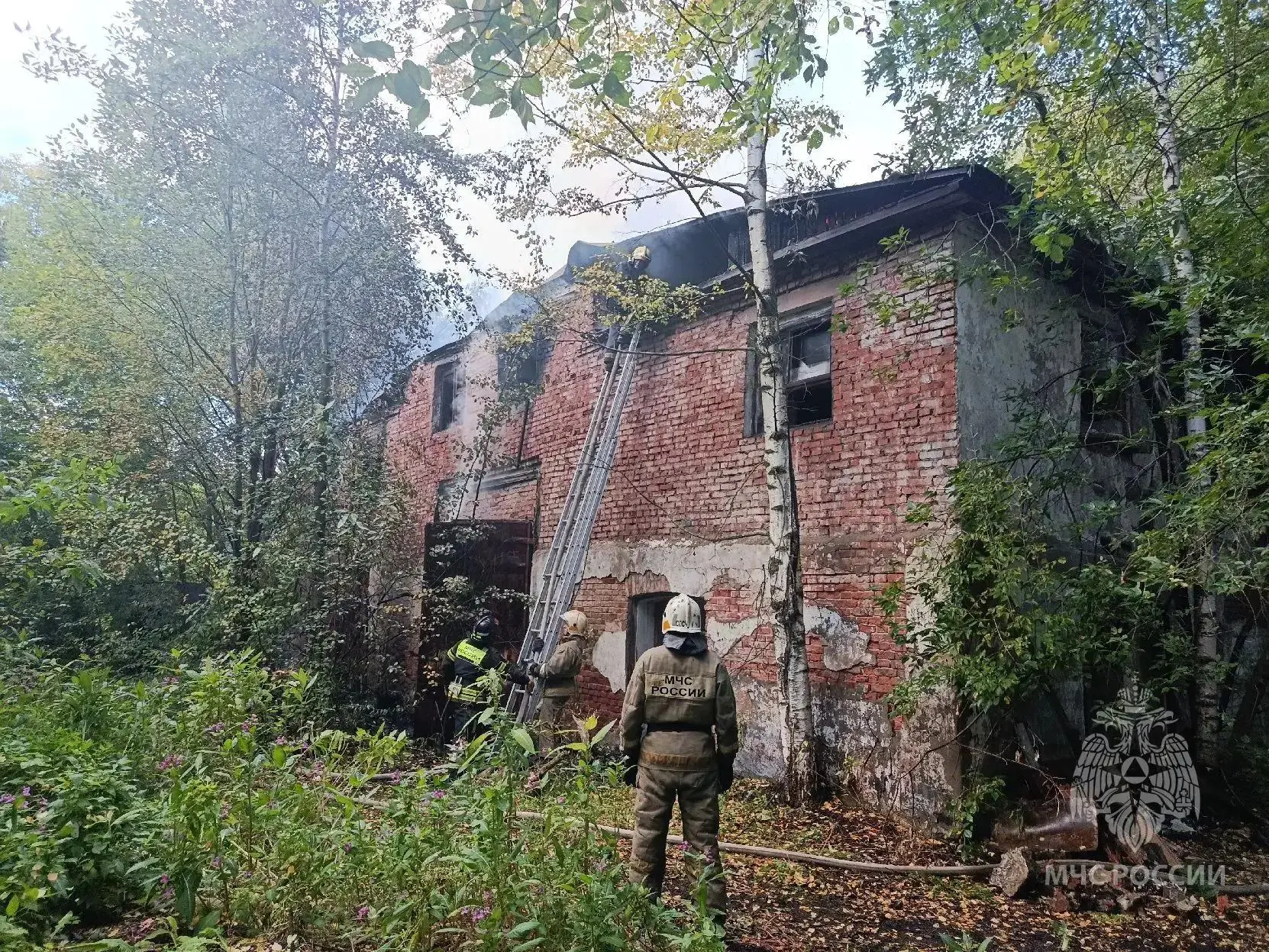 В Кирове два пожара на территории бывшего КВАТУ: один потушили, второй еще горит