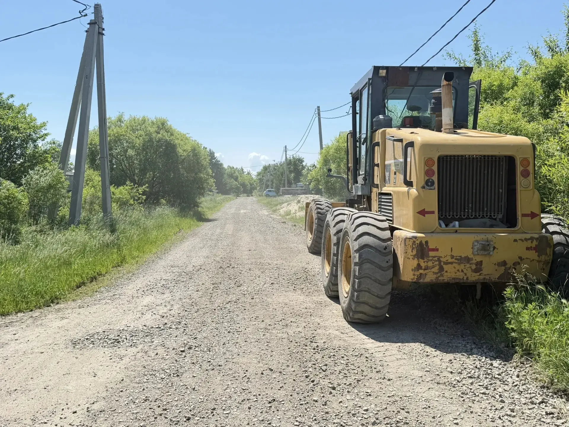 🛣 Комфорт и безопасность: в Приамурском городском поселении приступили к грейдированию дорог

В При