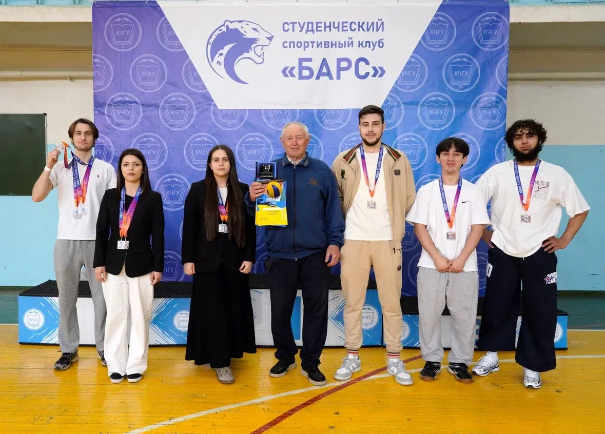 🥇Команда факультета физической культуры — победитель турнира по микс-волейболу среди студентов КЧГУ!