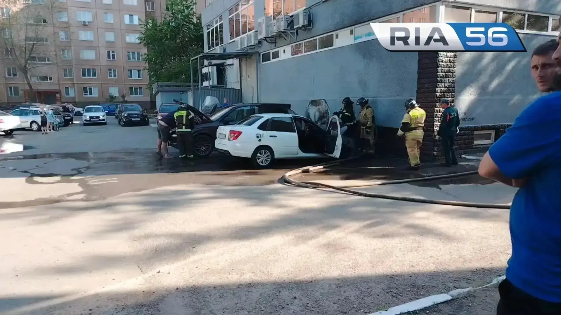 В Оренбурге около «Пятёрочки» на улице Чкалова вспыхнул автомобиль.   Пожар начался около 17 часов —