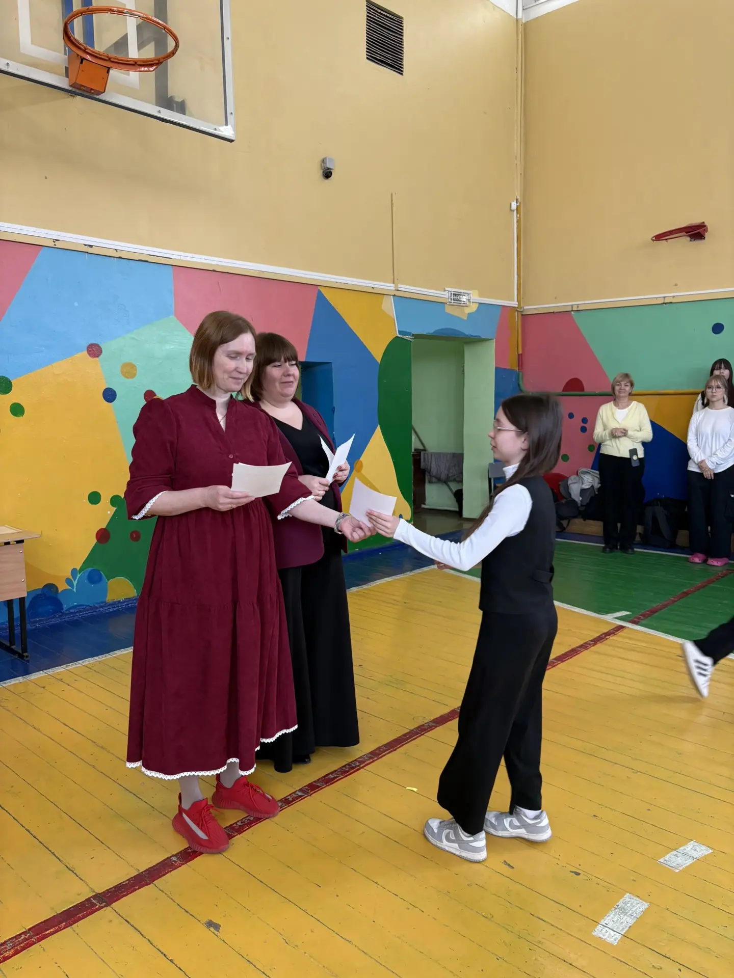 🎉 Сегодня в нашей школе прошли торжественные линейки, на которых были вручены грамоты и дипломы за у