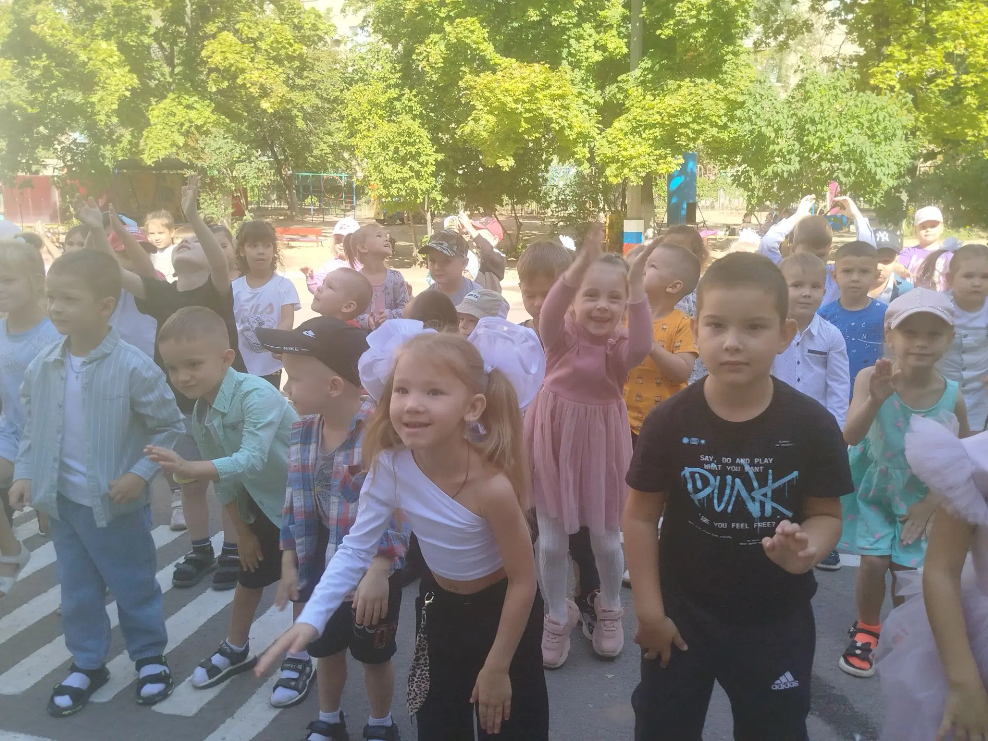 В школу нам рановато, но День знаний — наш праздник! 😉