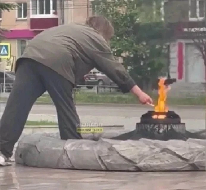 Агентство новостей «Между строк»

В Нижнем Тагиле завели уголовное дело на женщину, прикурившую сига
