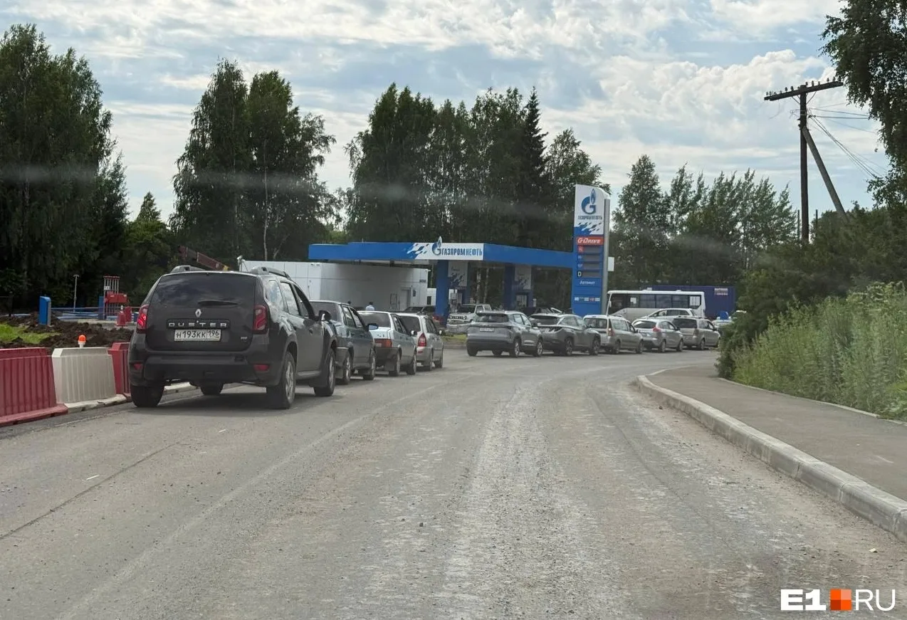 В соседних городах ситуация с бензином чуть сложнее — мэры обратились к автомобилистам с призывом со