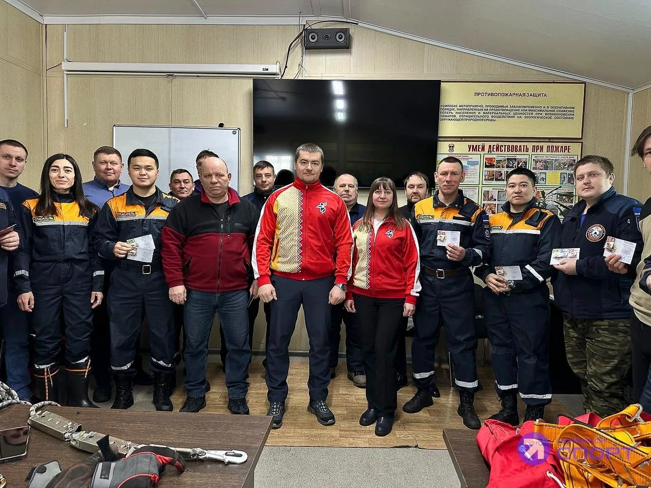 Сотрудники «Ямалспаса» получили знаки ГТО  Личный состав Ноябрьского поисково-спасательного отряда Г