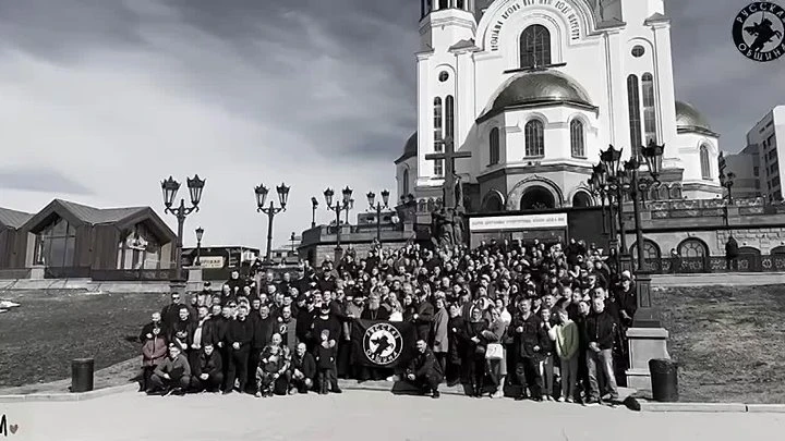 Загадочные люди в современной черной экипировке со знаком «Русская община» на шевроне: откуда они, к