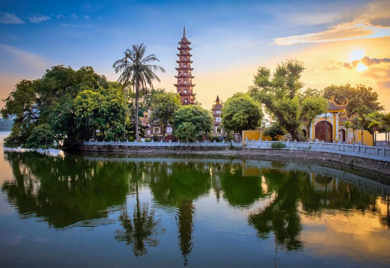 Пагода Чанкуок в Ханое, Вьетнам 🇻🇳

🔹 Чанкуок - старейшая пагода Ханоя, расположенная на острове 