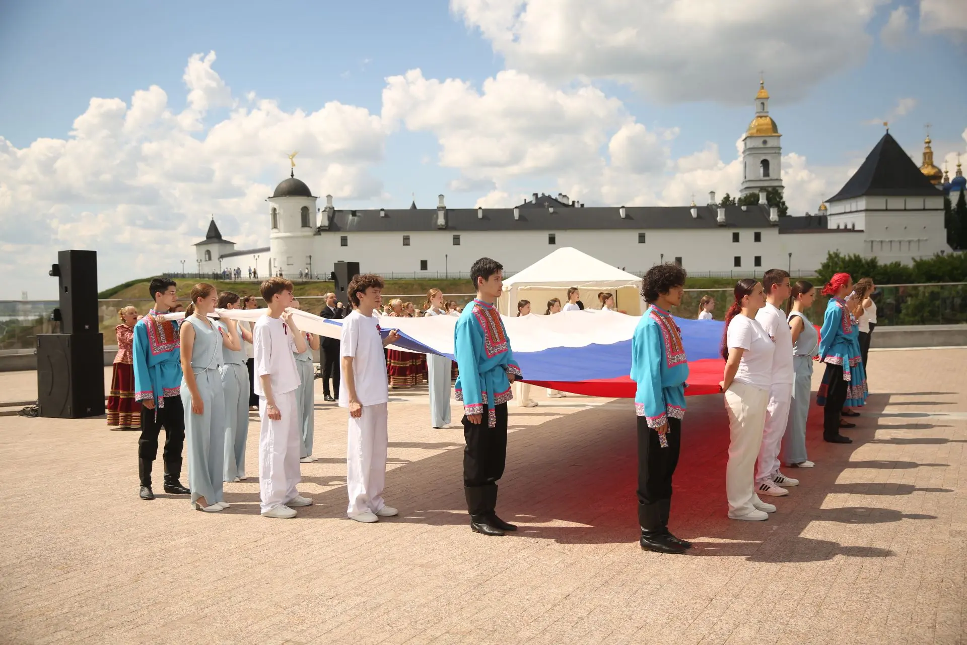 В Саду Ермака состоялась праздничная программа, посвящённая Дню России!

Гостей праздника ждали ярма