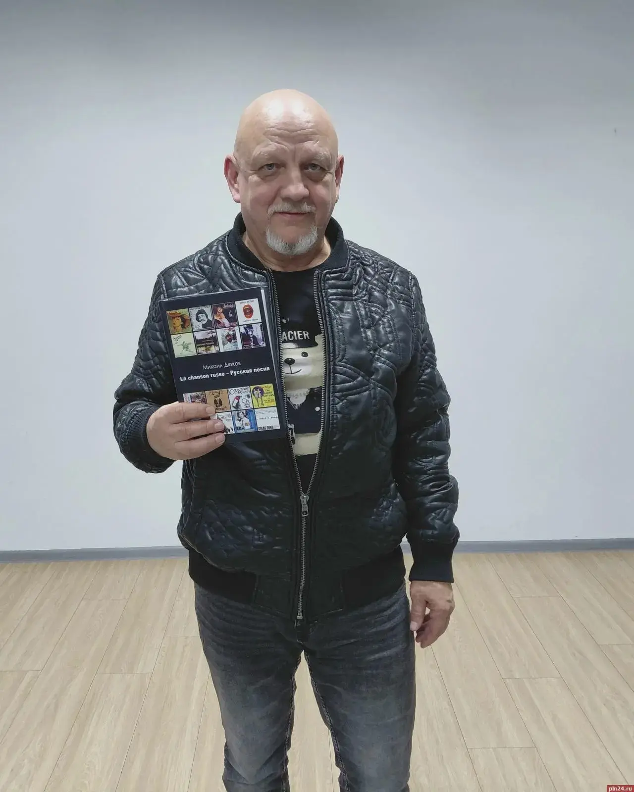 Бард Николай Рассадин выступил в библиотеке «Родник»