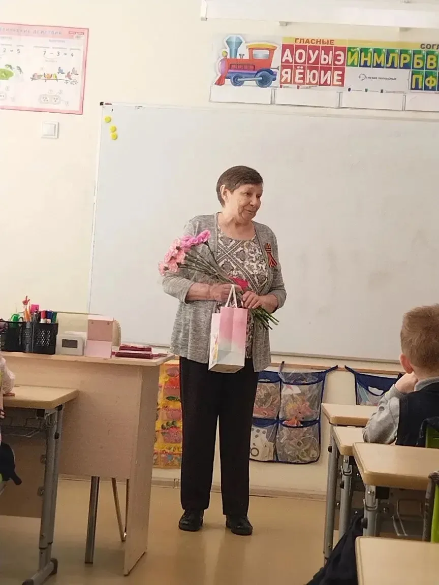 6 и 8 мая в классах 1.8 и 4.15 прошли уроки Мужества. На уроки приходил гость, бабушка учеников наше