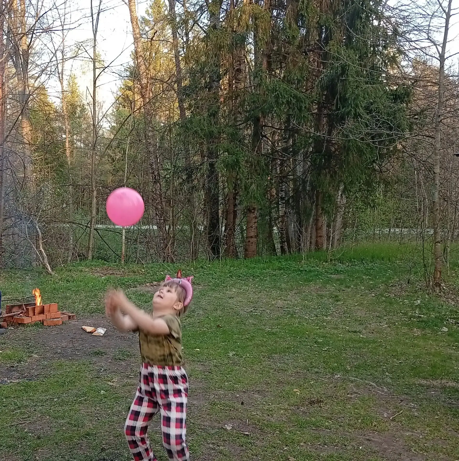 Выходные на природе с родителями – что может быть лучше? Ласковое летнее солнце, легкий ветерок, шел