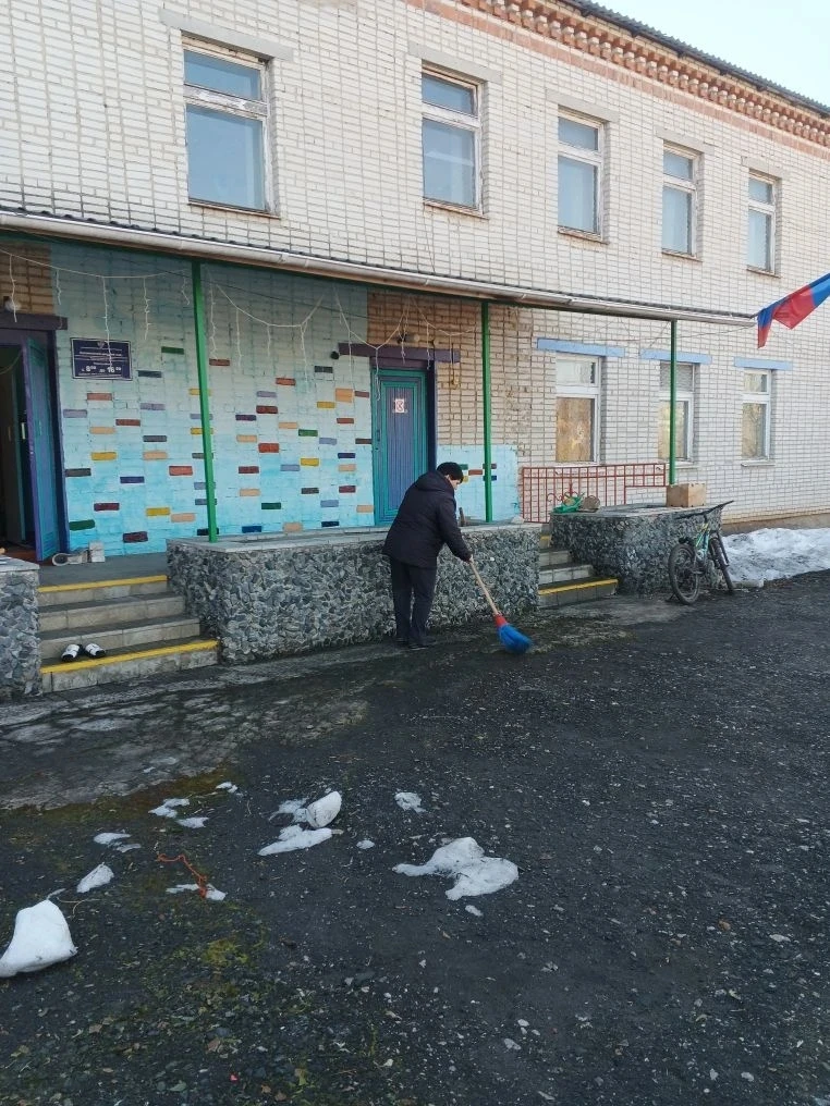 В Сетовенском детском саду прошел субботник.  Убрали хозяйственную территорию , раскида...