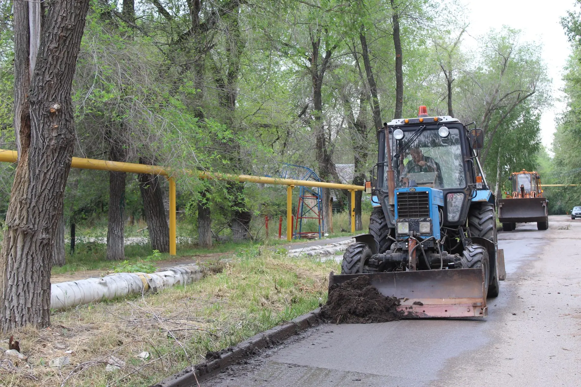 Две бригады МКУ "Благоустройство" сегодня работают по ул. Пархоменко

Приводить улицу в порядок - та