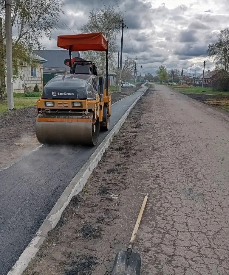 В Лосеве появился новый тротуар, соединивший центр села и участок федеральной трассы. П...