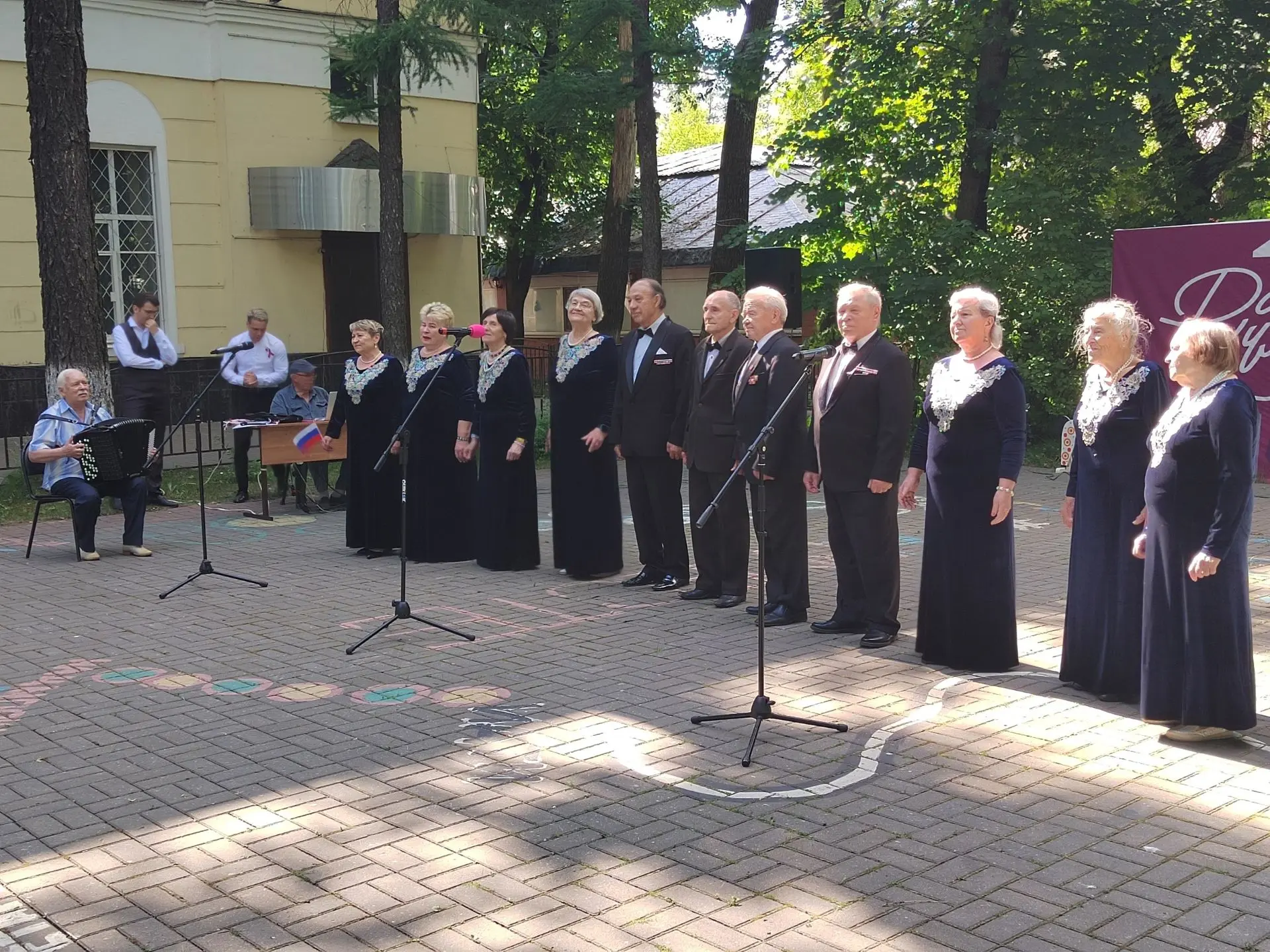 Широка, певуча и бесконечна — именно такой, русской, душой 10 июня был наполнен ГЦНТиД «Лепсе». В пр