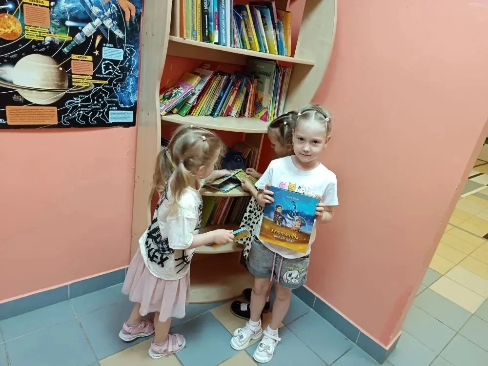 В рамках тематической недели «Книга — лучший друг» ребята из старшей группы «Золотая рыбка» детского