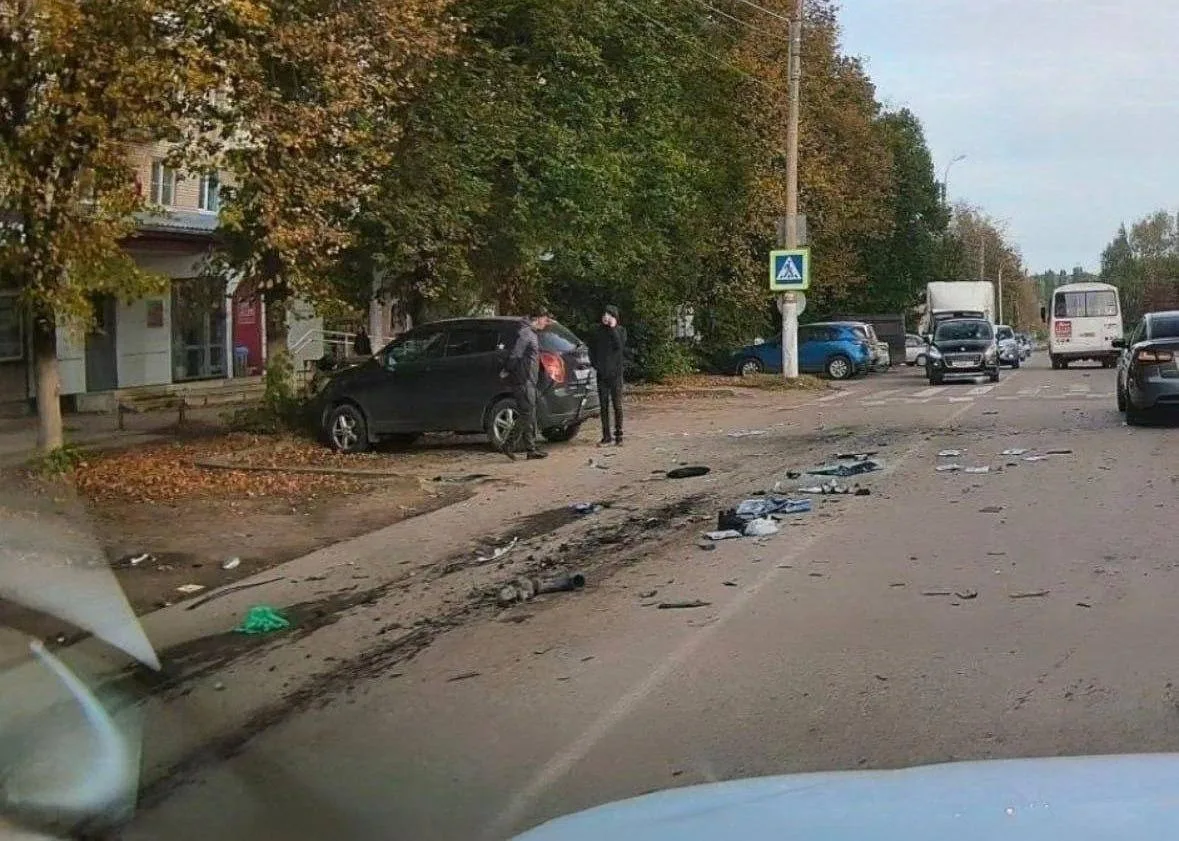 Последствия вчерашнего подрыва автомобиля в Новомосковске Тульской области.