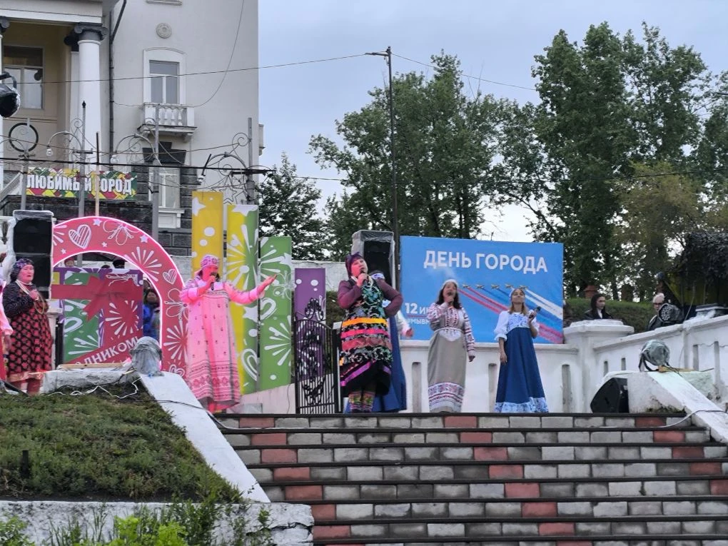 Праздничную театрализованную программу продолжили творческие коллективы Петровск-Забайкальского окру