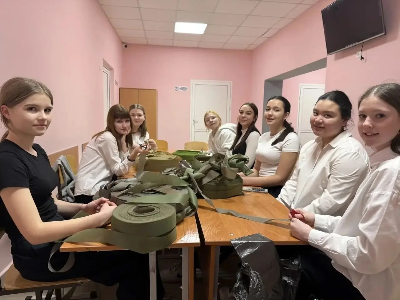Тыл — это тоже фронт. И наши ребята это знают! Наши обучающиеся продолжают важное дело — плетут маск