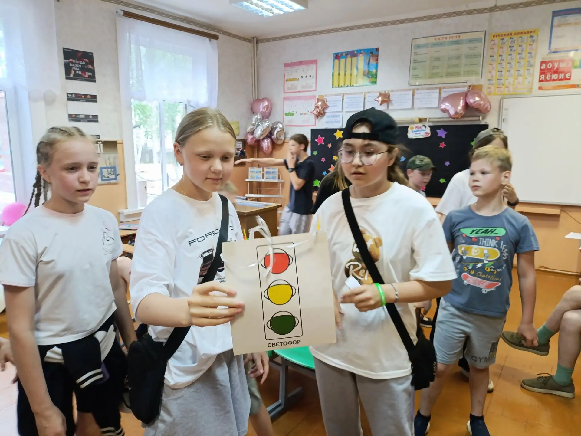 Светофор, знаки и рисунки: День ПДД в пришкольном лагере прошел насыщенно

По поручению губернатора 