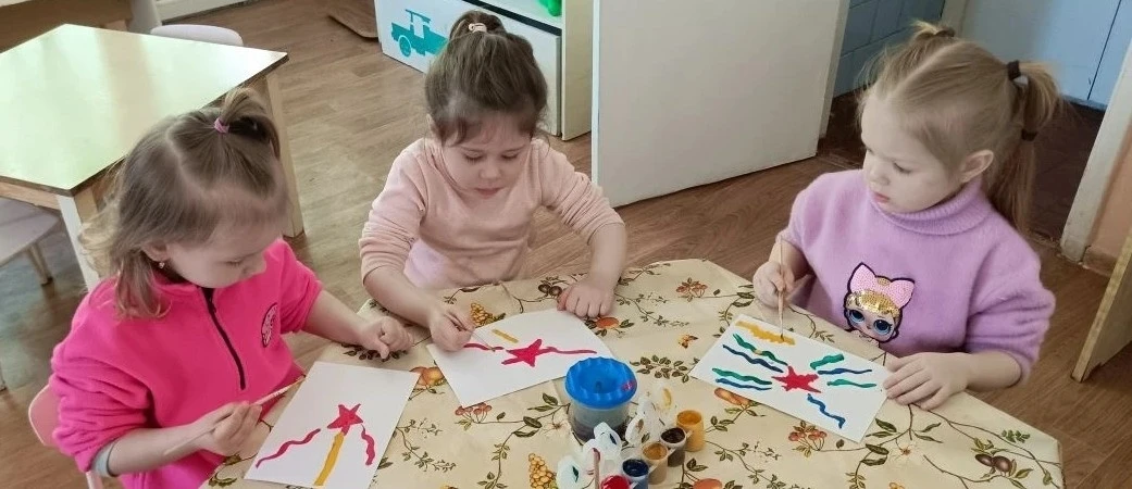 В младшей группе "Радуга" прошло тематическое занятие по рисованию, посвящённое Дню Победы. Наши юны
