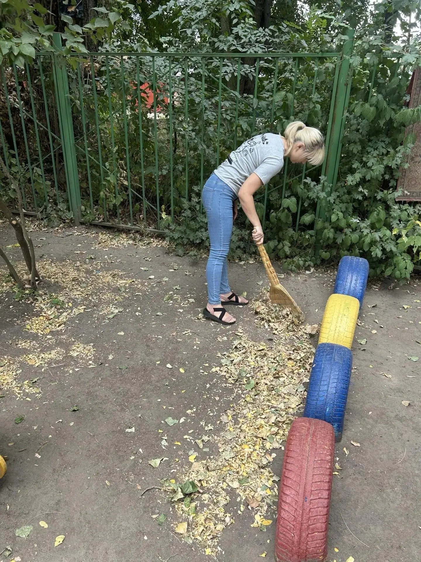 Наш сад стал чуточку чище и дружнее.