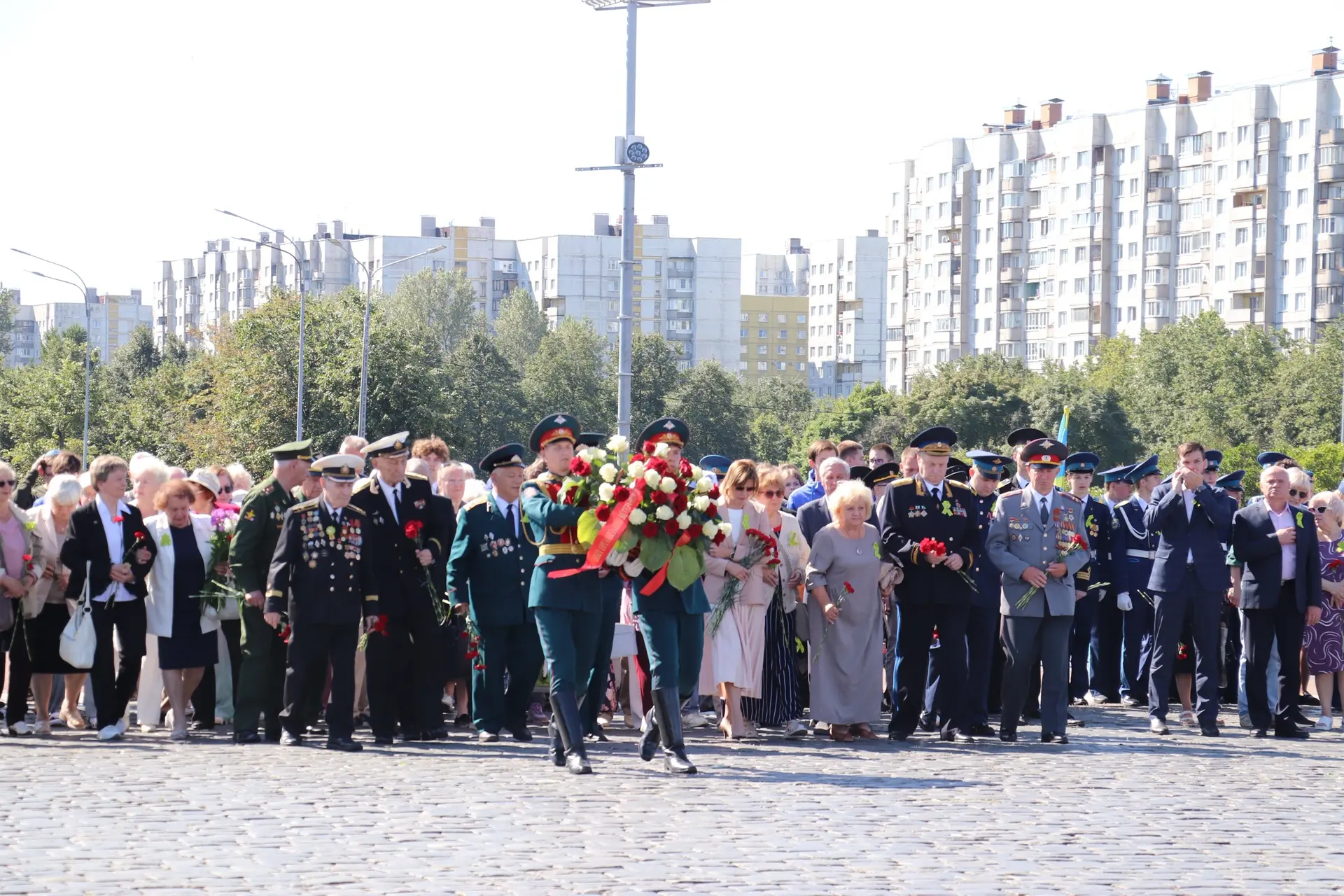 В честь 82-й годовщины окончания Ленинградской битвы на площади Победы у Монумента геро...