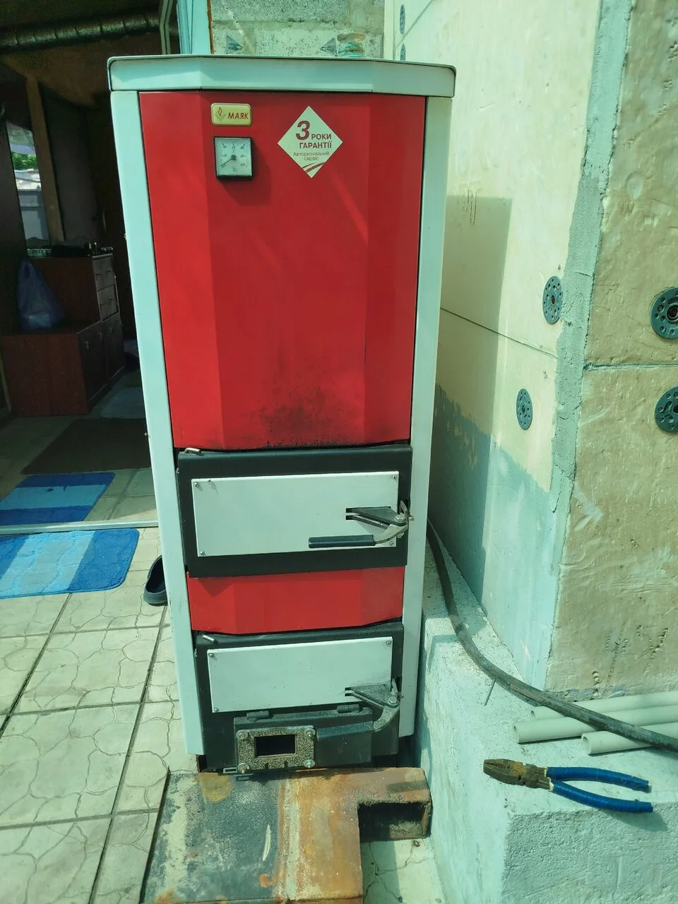 Продам б/у твердотопливный котёл ( расчитан на большую площадь, метал 4) в работе был д...