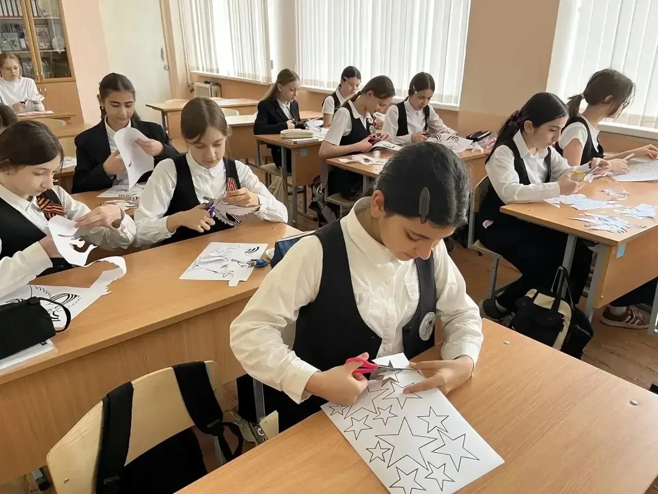 🎗 Активисты нашей школы присоединились к Всероссийской акции «Окна Победы»!  В преддверии Дня Победы